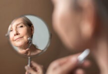 Perda de colágeno acelera procura por procedimentos faciais mulher madura cuidando do rosto