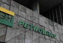 Petrobras implementa desconto no diesel a partir de segunda-feira Petrobras implementa desconto no diesel a partir de segunda-feira