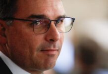 Repasse de Vorcaro a Flávio Bolsonaro banca 2 “O Agente Secreto” Senador Flávio Bolsonaro - Depoimento da tenente-coronel Mauro Cid, ex-ajudante de ordens do ex-presidente Jair Bolsonaro (PL), compareceu fardado para seu depoimento na CPMI (Comissão Parlamentar Mista de Inquérito) que investiga os atos do 8 de Janeiro. Ele foi ouvido no colegiado tanto na condição de testemunha quanto na de investigado. Por decisão do STF (Supremo Tribunal Federal). Sérgio Lima/Poder360 11.jul.2023