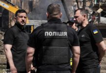 Rússia ataca a Ucrânia com centenas de drones e mísseis e mata 4 O presidente da Ucrânia, Volodymyr Zelensky, visitou neste domingo (24.mai.2026) prédios em Kiev que foram destruídos pelas forças russas