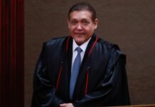 Senadores pedem que Nunes Marques deixe ação sobre a CPI do Master O TSE (Tribunal Superior Eleitoral) retoma a ação que pode tornar o ex-presidente Jair Bolsonaro (PL) inelegível por 8 anos. Bolsonaro é acusado de abuso de poder político e uso indevido dos meios de comunicação. Em reunião com embaixadores em julho de 2022, ele atacou o sistema eleitoral brasileiro.