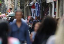 Taxa de desemprego de pretos é 55% maior que a de brancos, revela IBGE Taxa de desemprego de pretos é 55% maior que a de brancos, revela IBGE