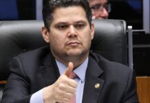 Alcolumbre sugere “melhorar” 6×1 e quer passar PEC por comissões Alcolumbre sugere “melhorar” 6x1 e quer passar PEC por comissões