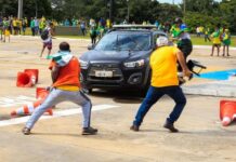 Argentina mantém domiciliar de condenado do 8 de Janeiro Policia contra manifestantes
