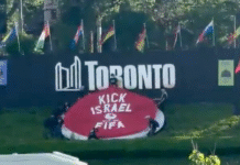 Ativistas pedem expulsão de Israel da Fifa em ato em Toronto Os ativistas posicionaram-se em um aterro próximo à Gardiner Expressway, uma das rodovias mais movimentadas do Canadá e exibiram uma faixa continha a mensagem "Expulsem Israel da FIFA"