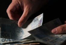 Brasileiros sacaram em abril R$ 482,8 milhões esquecidos em bancos Brasileiros sacaram em abril R$ 482,8 milhões esquecidos em bancos