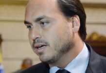 Carlos diz que Bolsonaro estava com sonolência e “não acordava” O ex-vereador também comparou o caso com a situação do ex-presidente Jair Bolsonaro (PL), que, segundo ele, teria esperado mais de 24 horas por autorização judicial