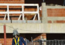 Construção empregou 2,5 milhões e pagou média de 2,1 salários mínimos Construção empregou 2,5 milhões e pagou média de 2,1 salários mínimos