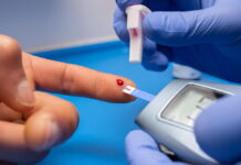Dia Nacional do Diabetes alerta para diagnóstico precoce Pessoa realizando teste de glicemia no dedo.