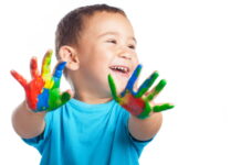 Dia do Orgulho Autista reforça inclusão além do diagnóstico criança com a mãos pintadas