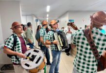 Forró itinerante leva clima junino a hospital de Salvador. Forró anima corredores do Hospital