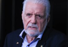 Jaques Wagner anuncia saída da liderança do governo no Senado Jaques Wagner anuncia saída da liderança do governo no Senado