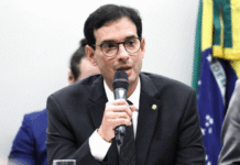 Motta repete PEC e designa Leo Prates como relator do PL da 6 X 1 Na imagem, o deputado Leo Prates, relator da PEC do fim da escala 6 X 1, durante sessão da comissão especial que debate a proposta