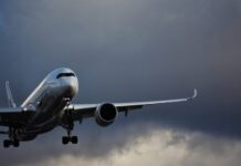 Pane em satélite afeta operações e atrasa 135 voos em SP avião