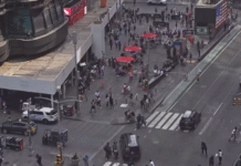 Polícia prende homem após disparos na Times Square As imagens mostram um homem vestido com um moletom com capuz preto efetuando os disparos no meio do cruzamento