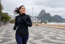 os benefícios para quem tem asma Mulher fazendo caminhada ao ar livre usando roupa de inverno leve