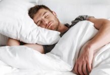 por que o corpo fica mais cansado no inverno? pessoa com sono no inverno