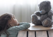 Como falar sobre morte e luto ajuda no desenvolvimento infantil criança triste