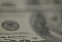 Dólar recua, bolsa cai e petróleo dispara com tensão no Oriente Médio Dólar recua, bolsa cai e petróleo dispara com tensão no Oriente Médio