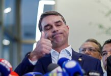 Em encontro esvaziado, Flávio tenta se descolar de aliado que disse que mulheres ‘votam muito mal’ – CartaCapital Em encontro esvaziado, Flávio tenta se descolar de aliado que disse que mulheres 'votam muito mal' – CartaCapital