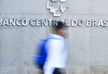 Juros das famílias seguem elevados e chegam a 64% ao ano, diz BC Juros das famílias seguem elevados e chegam a 64% ao ano, diz BC