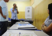 Mesários têm papel fundamental na garantia do processo eleitoral Mesários têm papel fundamental na garantia do processo eleitoral