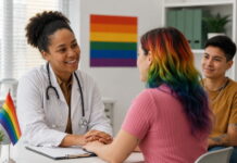 População LGBTQIAPN+ ainda enfrenta barreiras no SUS Profissional de saúde conversando com paciente LGBTQIA+ em consultório