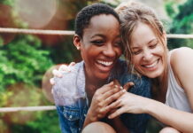 conexões reais protegem a saúde mental mulheres rindo