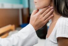 Agosto Verde Claro reforça atenção aos sinais do linfoma Médico examinando os linfonodos do pescoço de um paciente