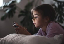Ansiedade lidera incapacidade entre crianças no Brasil criança mexendo no telefone