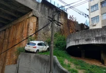 Carro derruba mureta de viaduto e quase despenca na pista – Imprensa Bahia Carro derruba mureta de viaduto e quase despenca na pista – Imprensa Bahia