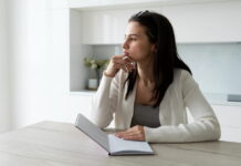 Como a psicoterapia ajuda pessoas com TDAH a lidar com a rotina mulher escrevendo