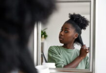 Dermatite seborreica é comum entre pessoas negras mulher cuidando do cabelo