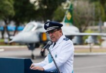 Ex-comandante da FAB diz que Flávio Bolsonaro foi ‘leviano’ ao acusá-lo de pedir votos para Lula Ex-comandante da FAB diz que Flávio Bolsonaro foi ‘leviano’ ao acusá-lo de pedir votos para Lula