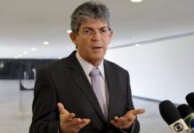 Homem é preso após tentar invadir o comitê de Ricardo Coutinho, do PT, na Paraíba – CartaCapital Homem é preso após tentar invadir o comitê de Ricardo Coutinho, do PT, na Paraíba – CartaCapital