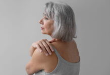 Menopausa e fibromialgia podem ter sintomas semelhantes mulher madura