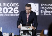TRE-RJ abre urna para o público e defende segurança do voto eletrônico TRE-RJ abre urna para o público e defende segurança do voto eletrônico
