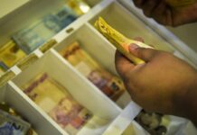 Trabalhadores nascidos em novembro e dezembro recebem abono salarial Trabalhadores nascidos em novembro e dezembro recebem abono salarial