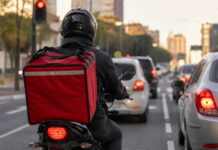 Trabalho por aplicativos expõe motoristas a riscos motoqueiro por aplicativo
