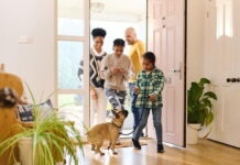 Vai ter um cachorro pela primeira vez? Veja como preparar a casa família chegando com cachorro em casa