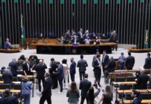 Câmara adia para quinta-feira a votação do fim da ‘taxa das blusinhas’ – CartaCapital Câmara adia para quinta-feira a votação do fim da 'taxa das blusinhas' – CartaCapital