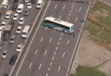 Criminosos usam ônibus escolares como barricadas na Linha Vermelha, no RJ Criminosos usam ônibus escolares como barricadas na Linha Vermelha, no RJ