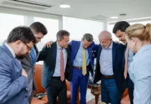 Evangélicos mantêm distância de Lula e preferência por Flávio Bolsonaro, aponta Quaest #Acesse Política