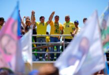 Flávio Bolsonaro tenta reeditar motociatas do pai, mas expõe rachas do bolsonarismo Flávio Bolsonaro tenta reeditar motociatas do pai, mas expõe rachas do bolsonarismo