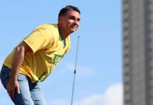 Flávio Bolsonaro teria participado de festas com garotas de programa, diz site – CartaCapital Flávio Bolsonaro teria participado de festas com garotas de programa, diz site – CartaCapital