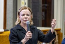 Gleisi pede que TSE derrube posts e perfis que defendem fim do voto feminino – CartaCapital Gleisi pede que TSE derrube posts e perfis que defendem fim do voto feminino – CartaCapital