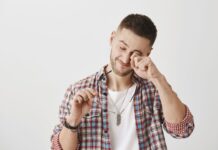 Hábito de esfregar os olhos pode prejudicar a saúde ocular homem coçando os olhos