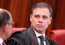 Mendonça manda redes removerem posts sobre Flávio Bolsonaro e Nossa Senhora Mendonça manda redes removerem posts sobre Flávio Bolsonaro e Nossa Senhora