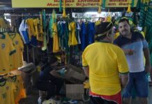Vendas no comércio caem 0,8% em julho, com “ressaca” da Copa do Mundo Vendas no comércio caem 0,8% em julho, com “ressaca” da Copa do Mundo