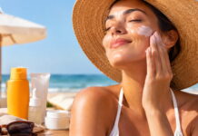 quando começar tratamentos para rosto e corpo mulher aplicando protetor solar em um cenário de praia, mantendo a estética de verão.